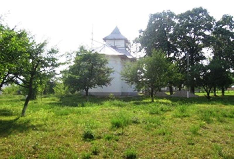 Biserica - vedere exterioară